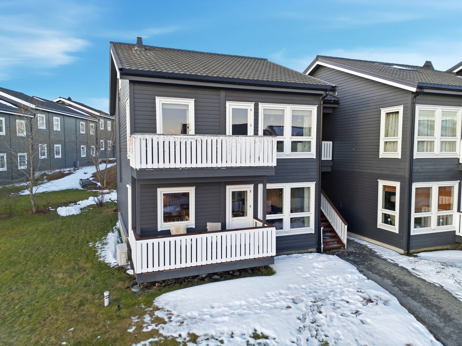 Altan på forsiden, med altan og terrasse på baksiden Galleribilde