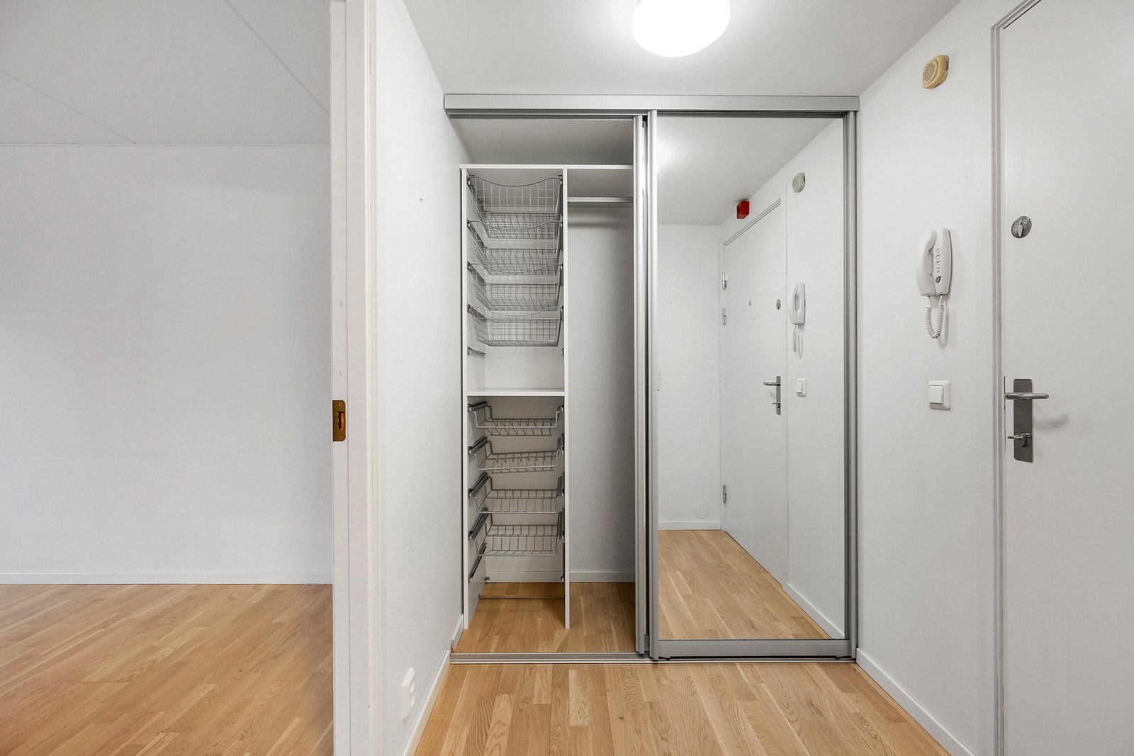 Garderobe med inrednig Galleribilde