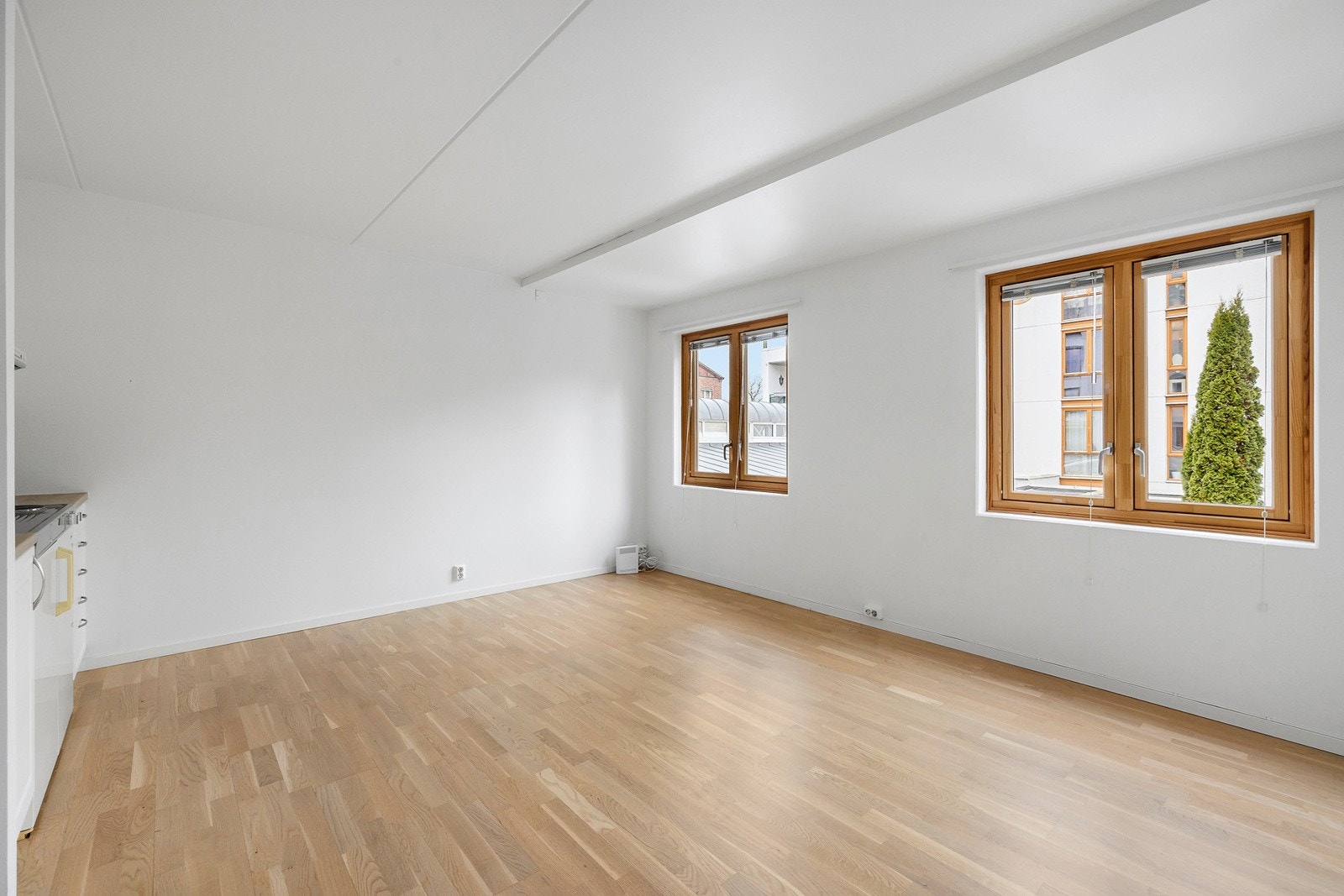 Stue med vinduer mot bakgården Galleribilde