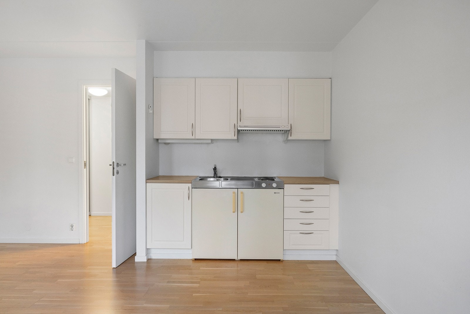 Kjøkkenet med to kokeplater, kjøleskap. Galleribilde