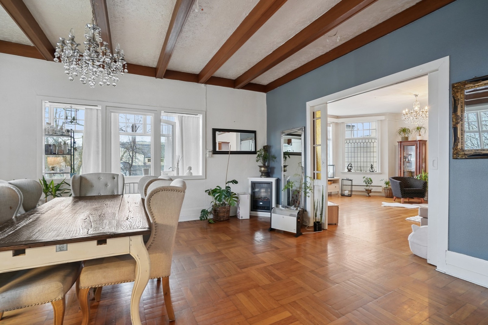 Doble skyvedører mellom kjøkken og stue. Legg merke til de fine originale detaljene... Galleribilde