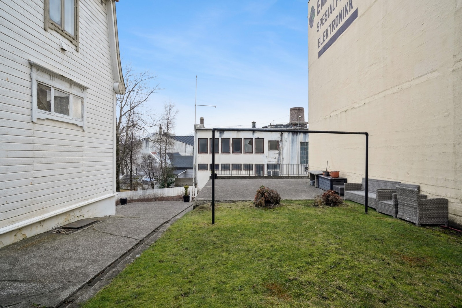 Skjermet uteplass med hage. Galleribilde