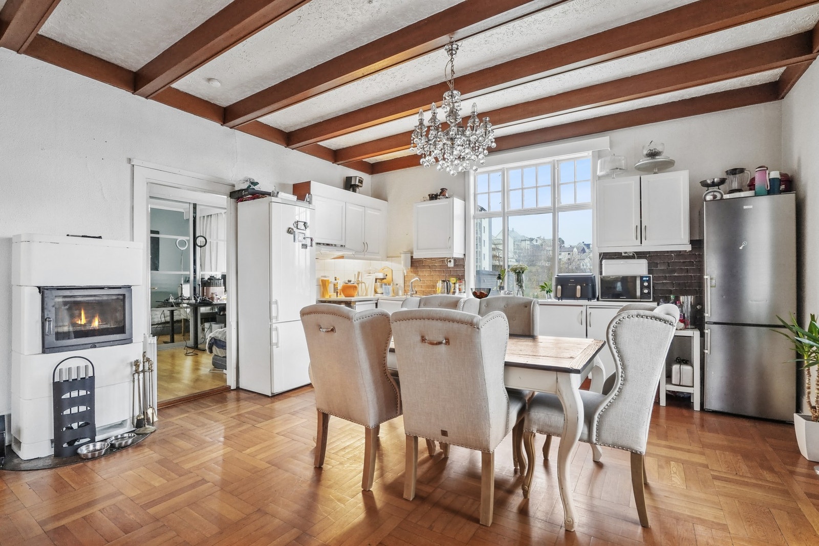 Kjøkken med hvitevarer som komfyr, oppvaskmaskin og plass for kjøl/fryseskap. Galleribilde