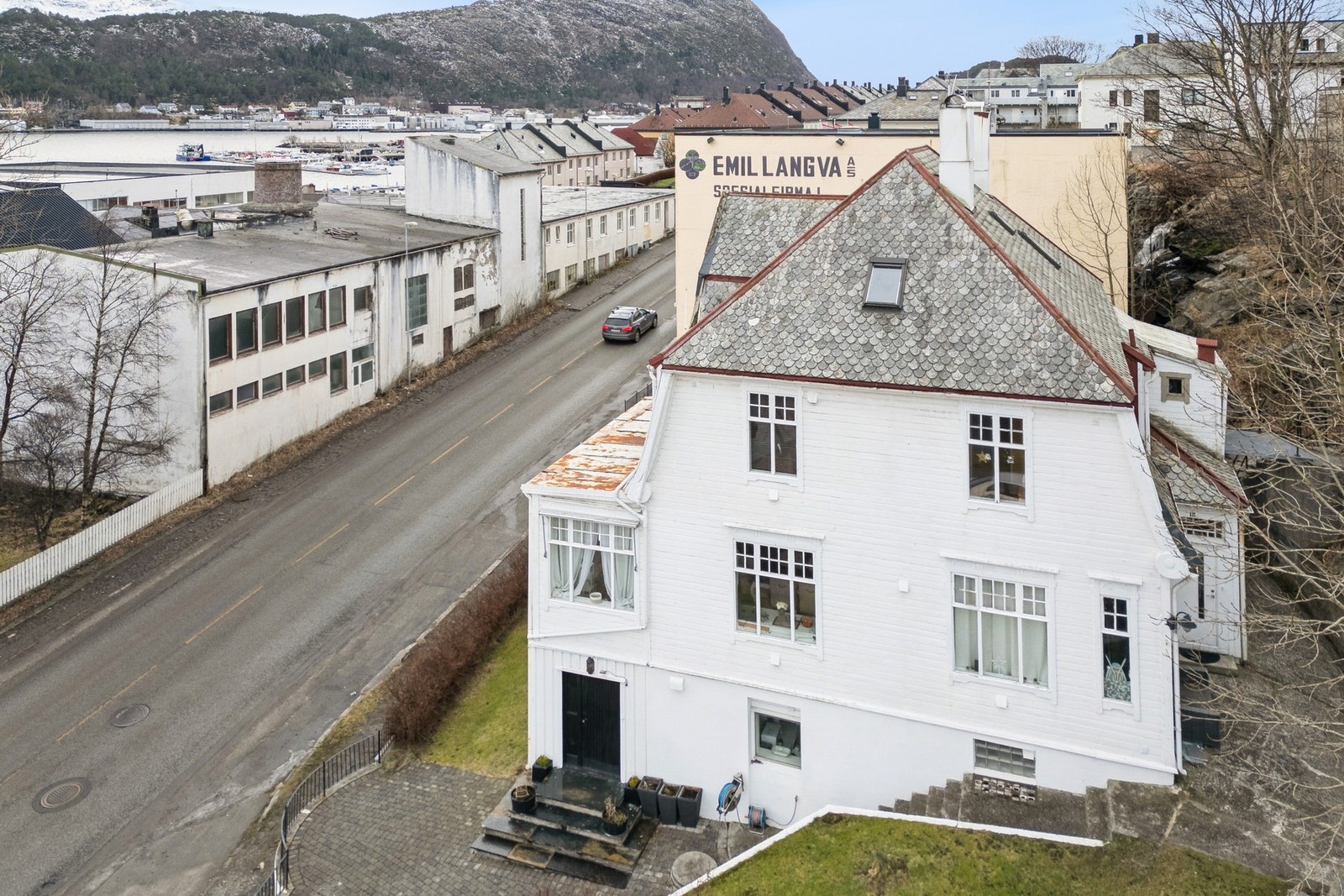 Eiendommen har en sentral beliggenhet på Aspøya like vest for Ålesund sentrum. Galleribilde