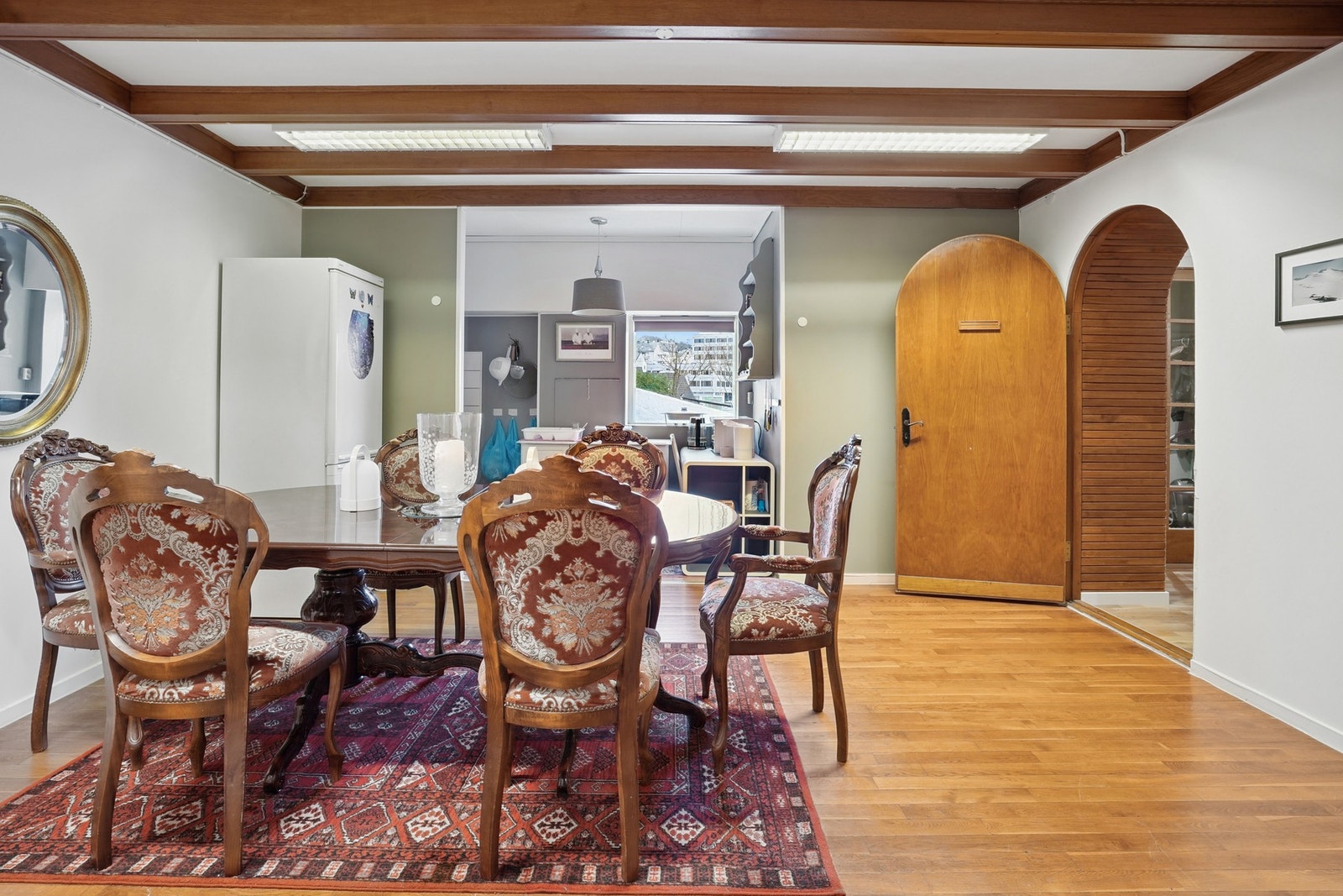 Spisestuen har de samme fine originale detaljene som på stuen. Galleribilde