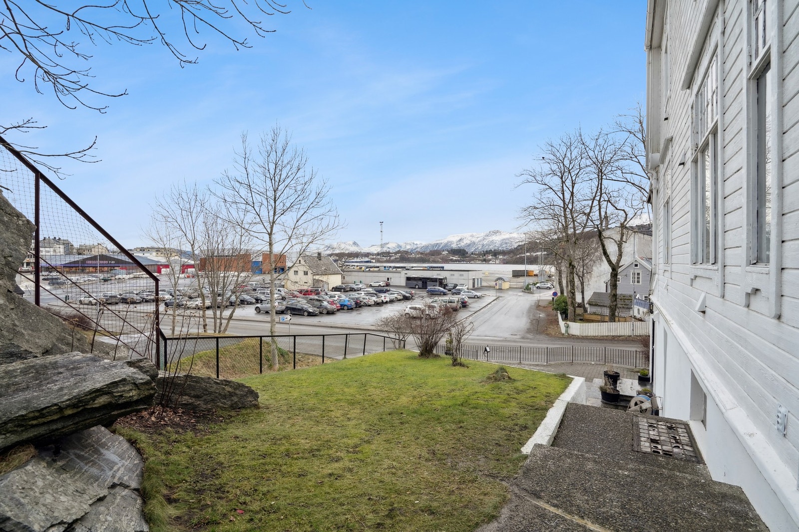 Hage på østsiden og utsikt mot sørøst. Galleribilde