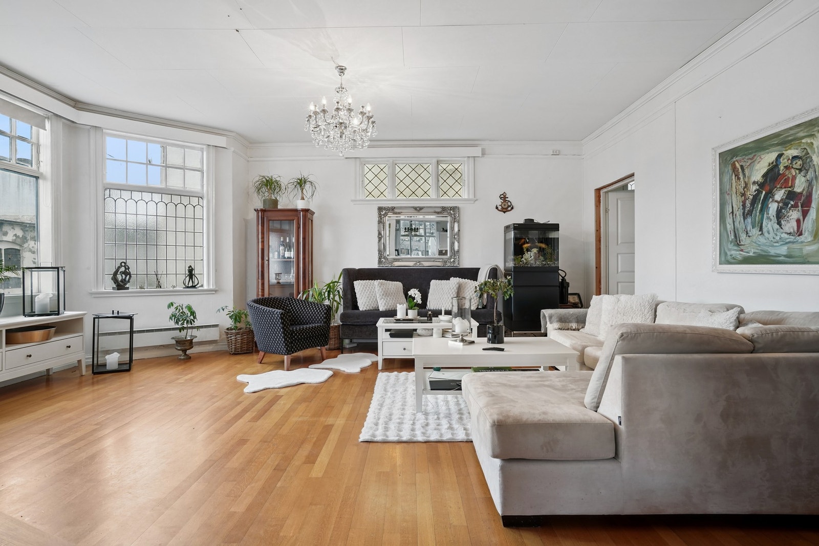 Romslig stue med god plass til møblering av sittegruppe. Galleribilde