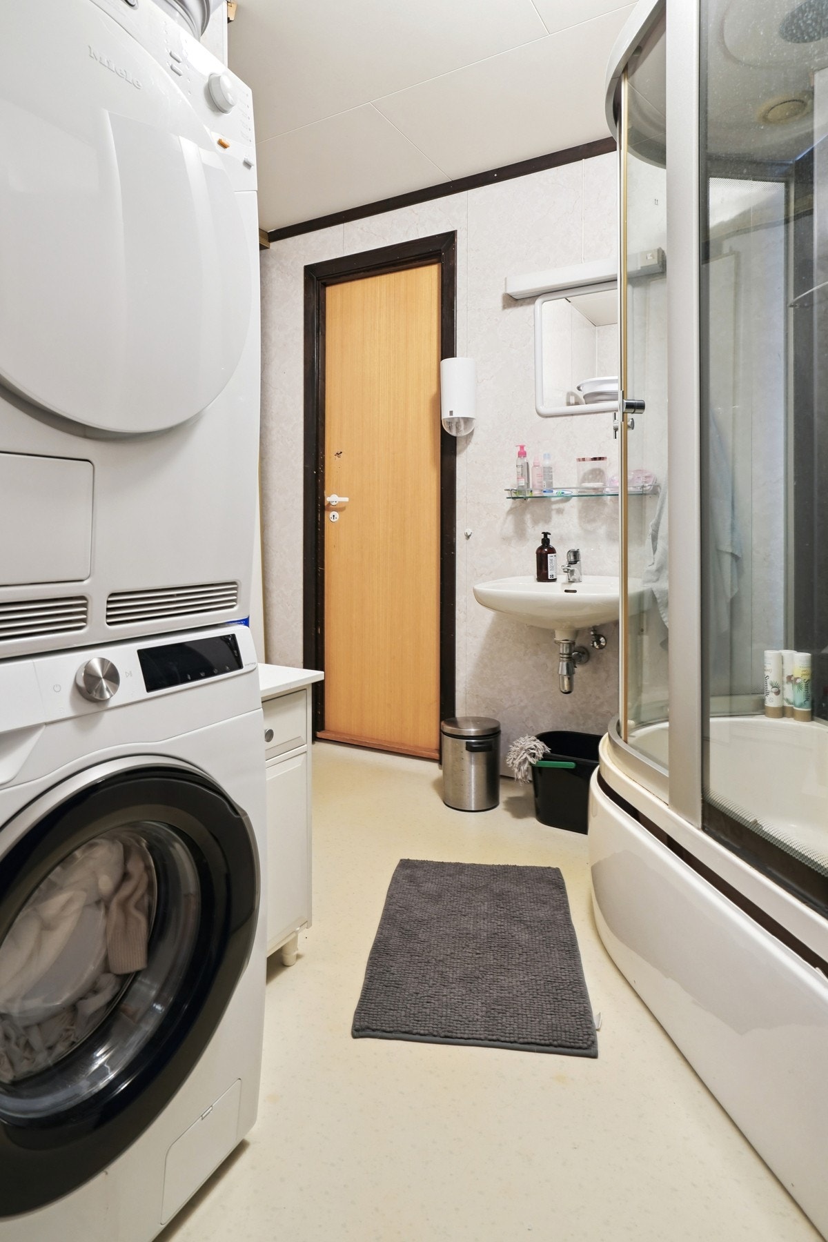 Badet har belegg på gulvet og våtromsplater på veggene. Opplegg for vaskemaskin. Galleribilde