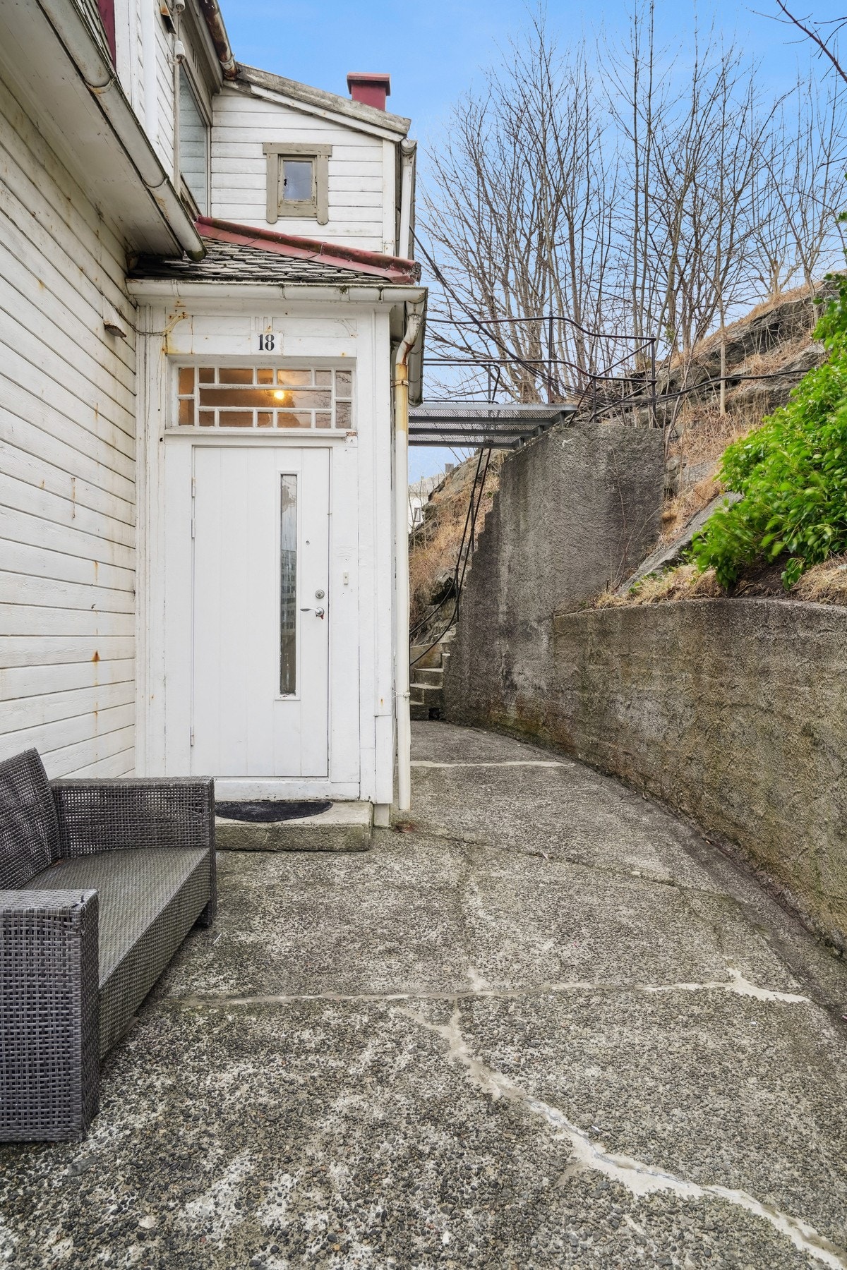 Fasade og entré til 1.etasje. Galleribilde