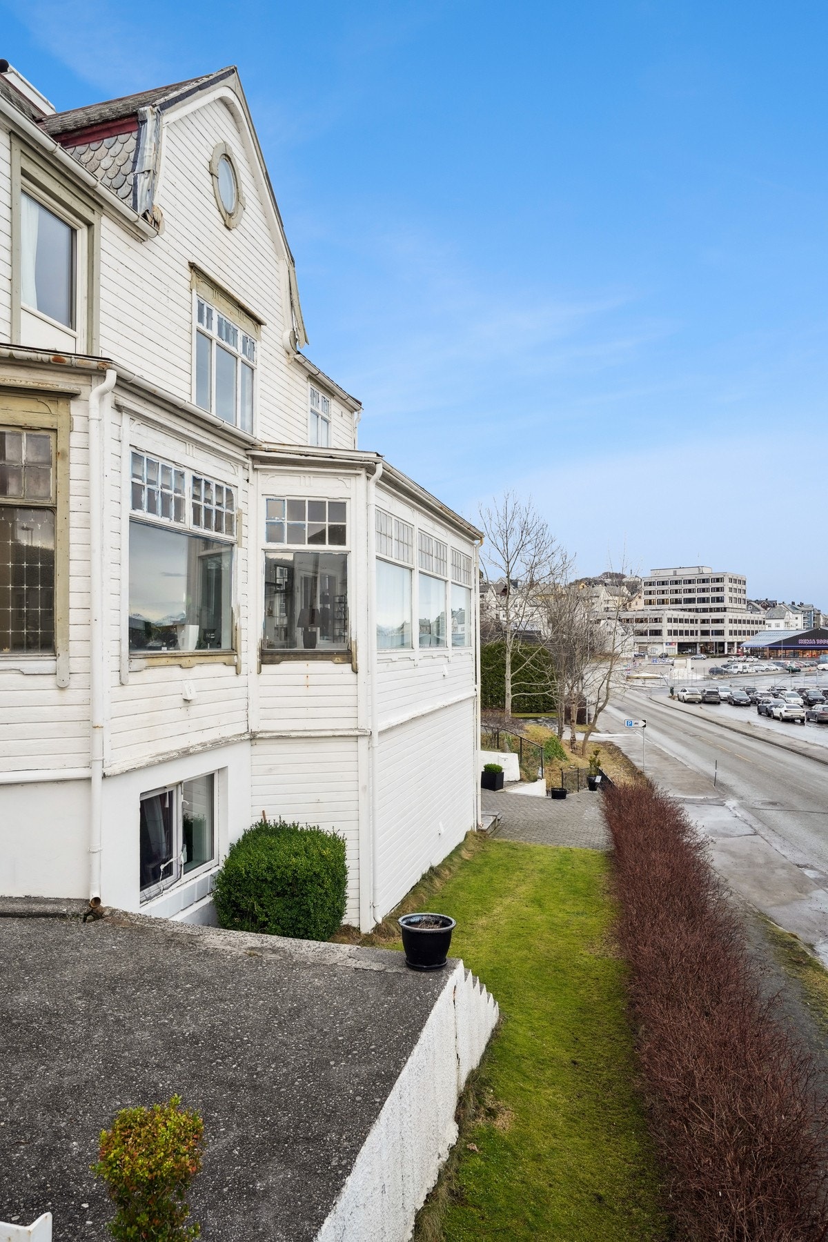 Eiendommen er sørvendt med gode sol- og lysforhold. Galleribilde