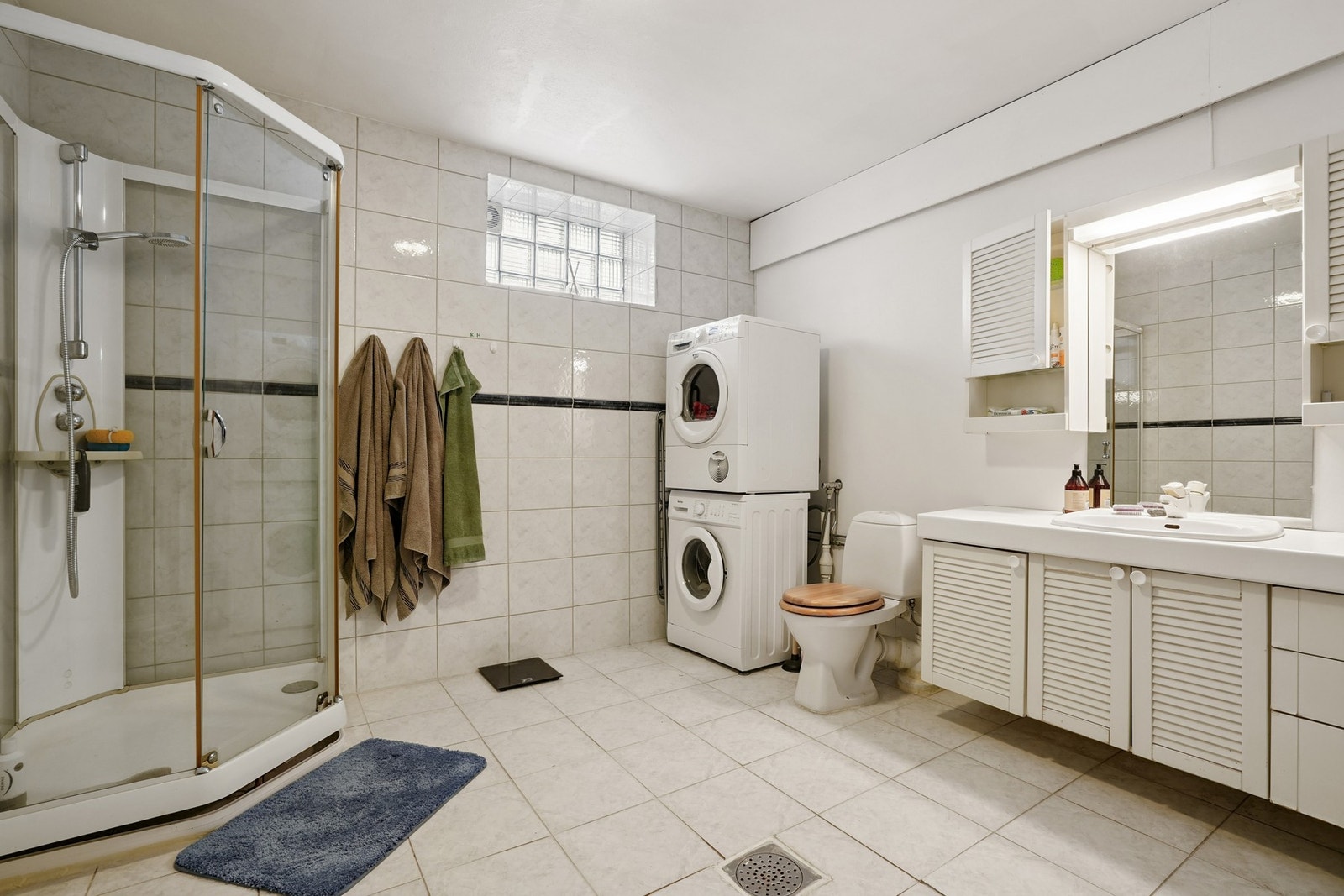 Romslig helfliset bad med varmekabler i gulvet. Våtrommet må oppgraderes for å tåle normal bruk etter dagens krav. Galleribilde