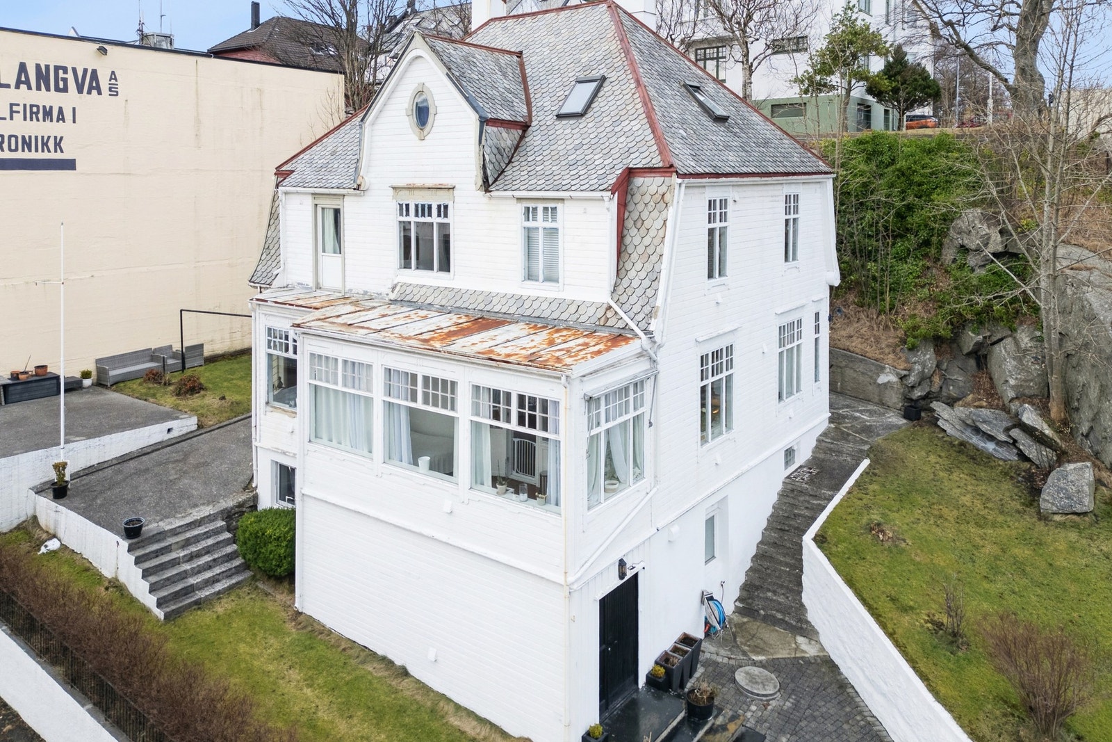 Boligen har originale detaljer fra byggeår. Galleribilde