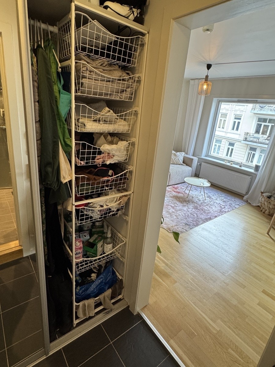 Plass til både oppheng av jakker og hyller Galleribilde