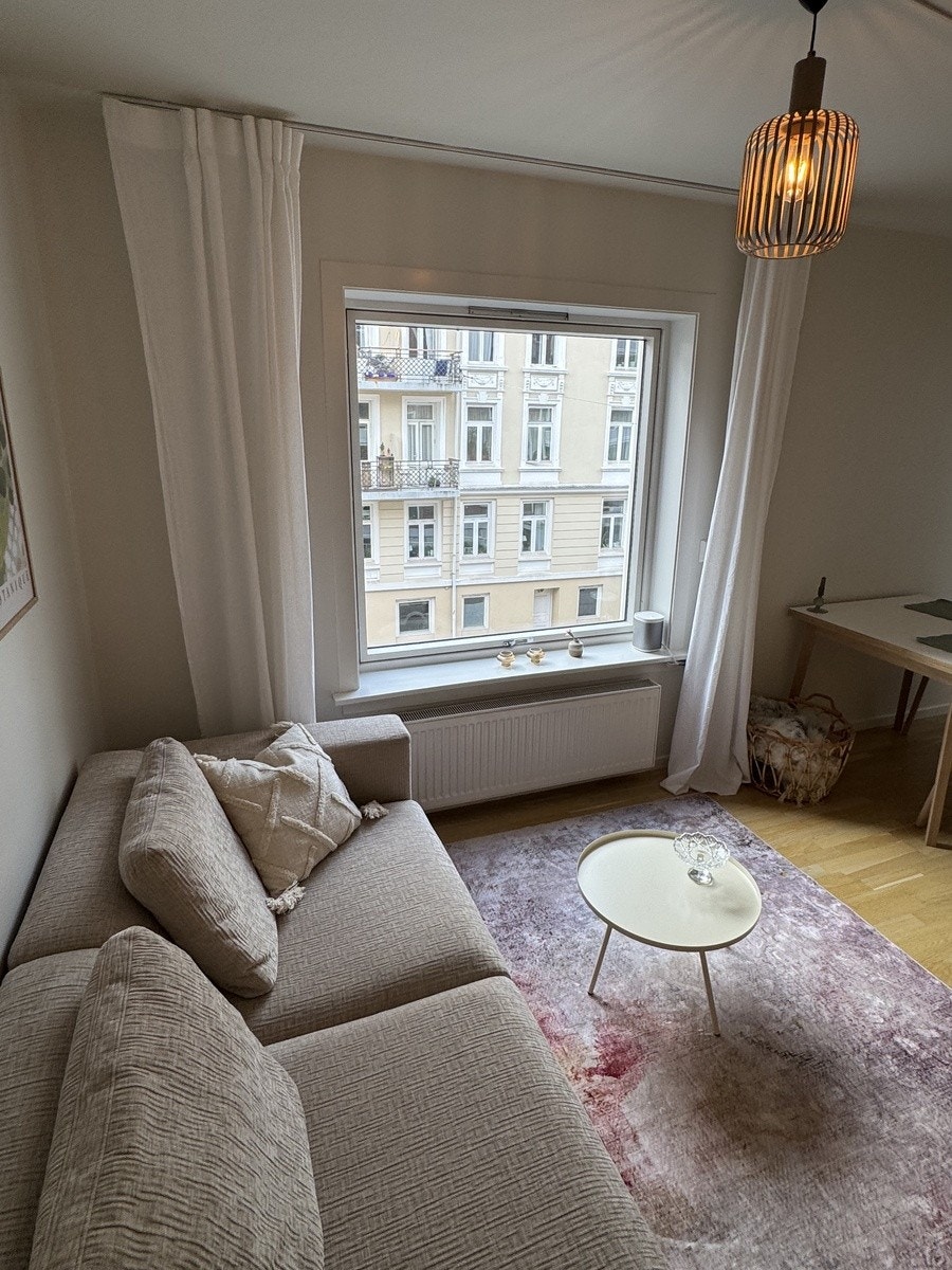 Fin utsikt og godt lysinnslipp Galleribilde