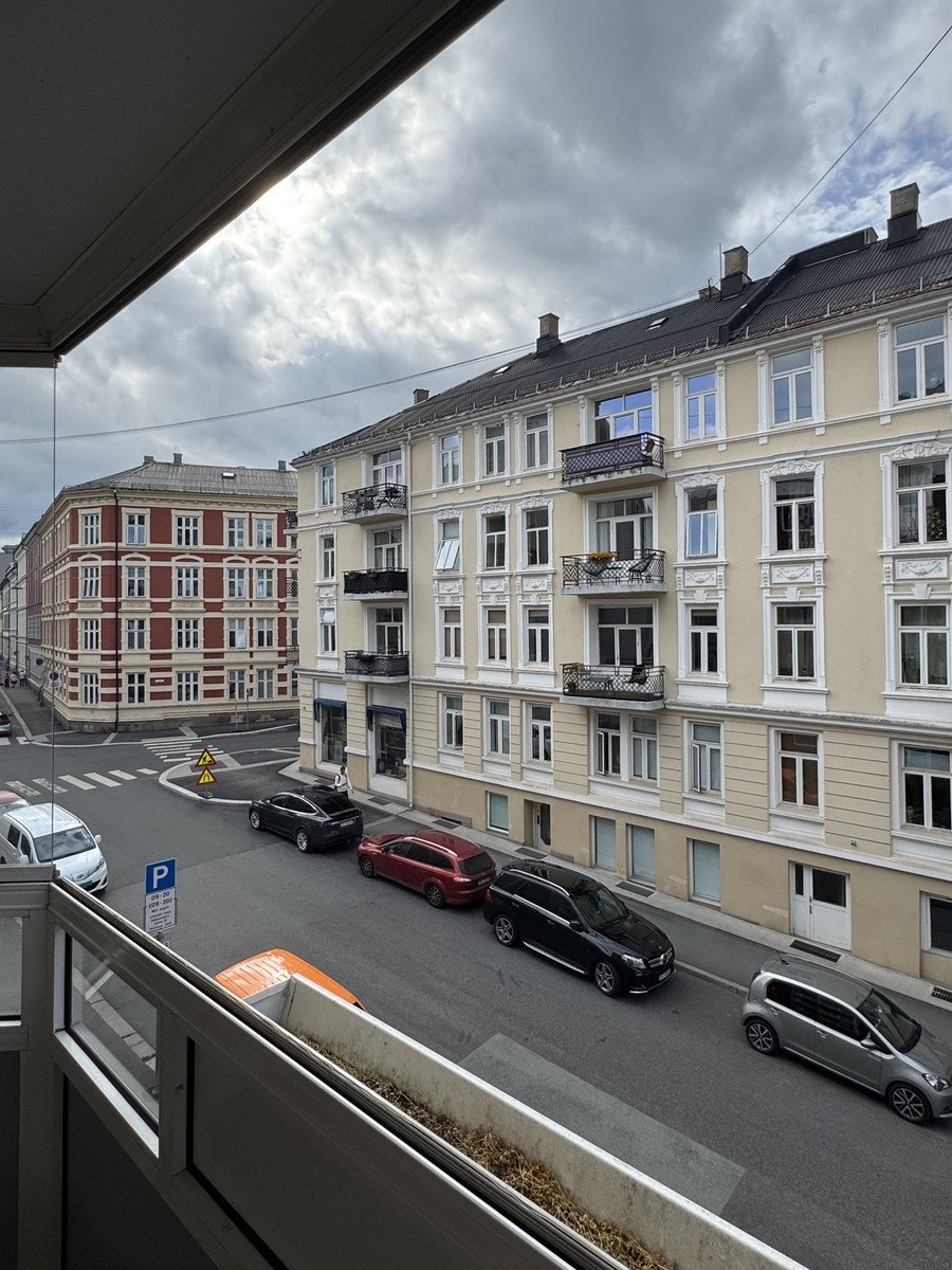 Fin utsikt og rolig gate Galleribilde