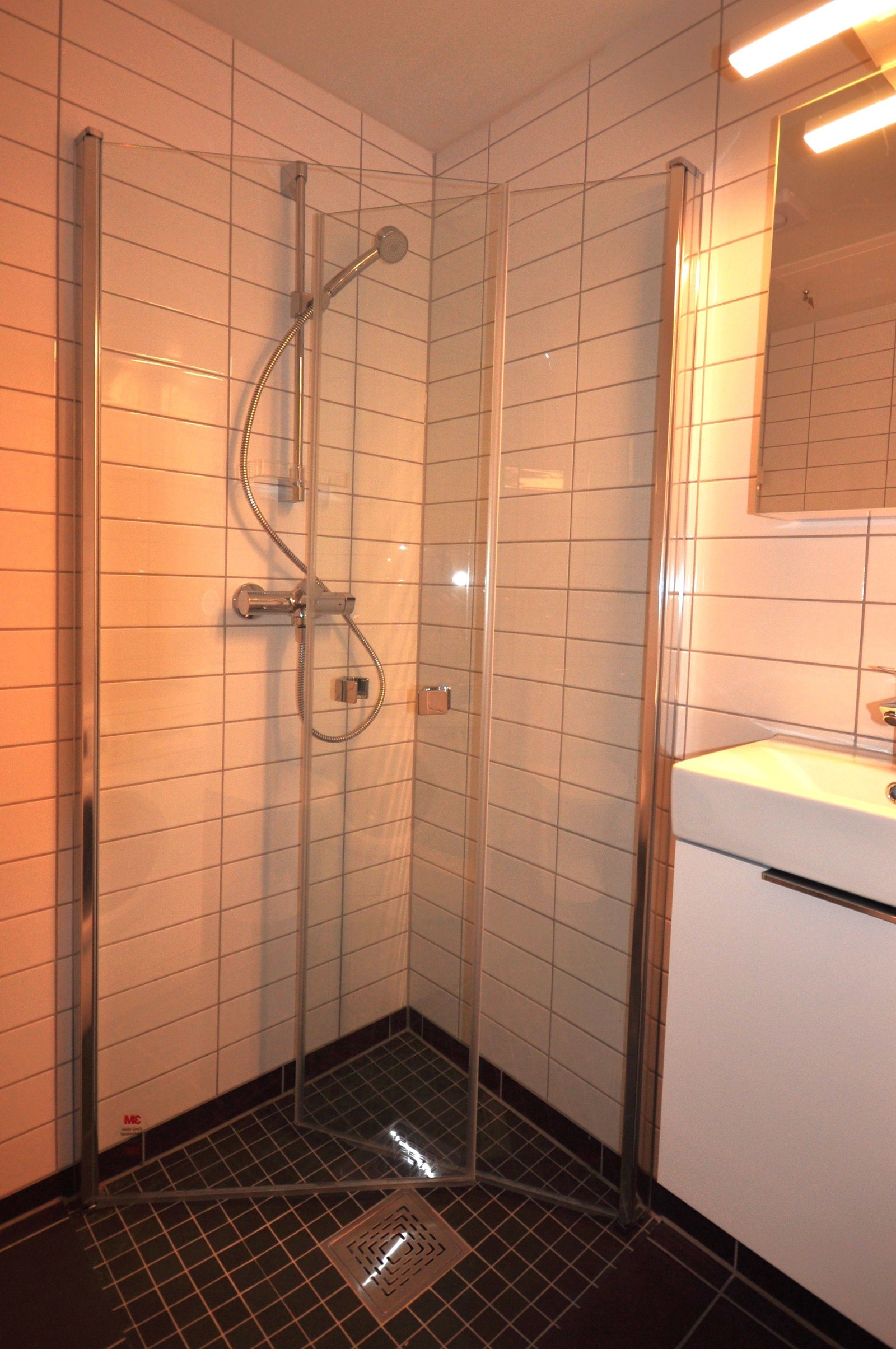 Nytt flislagt bad med servant med over- og underskap Galleribilde