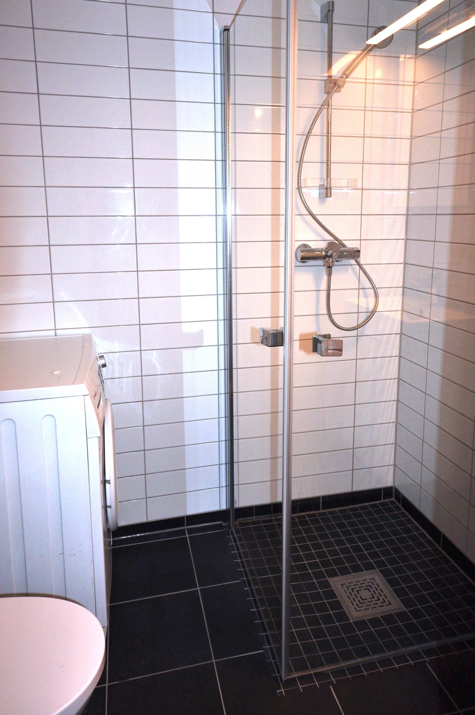 Badet har varmekabler i gulvet og opplegg til vaske søyle (vaskemaskin og tørketrommel) Galleribilde