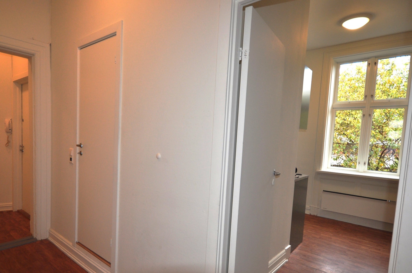 Romslig gang med garderobeskap Galleribilde