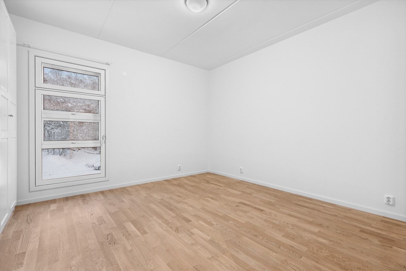 Soverommet har et stort garderobeskap og er utstyrt med støyisolerende vinduer. Galleribilde