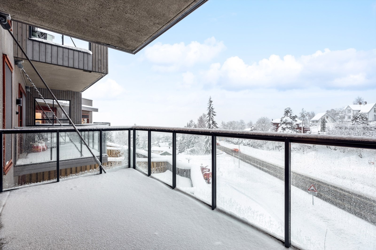 Sørvestvendt balkong på 9 m². Beliggenheten er sentral med kun 1 minutts gange til togstasjonen. Galleribilde