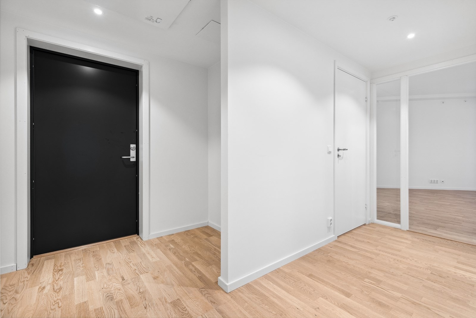 Innbydende entré med callinganlegg. En bod på 6 m² medfølger i kjelleren. Galleribilde