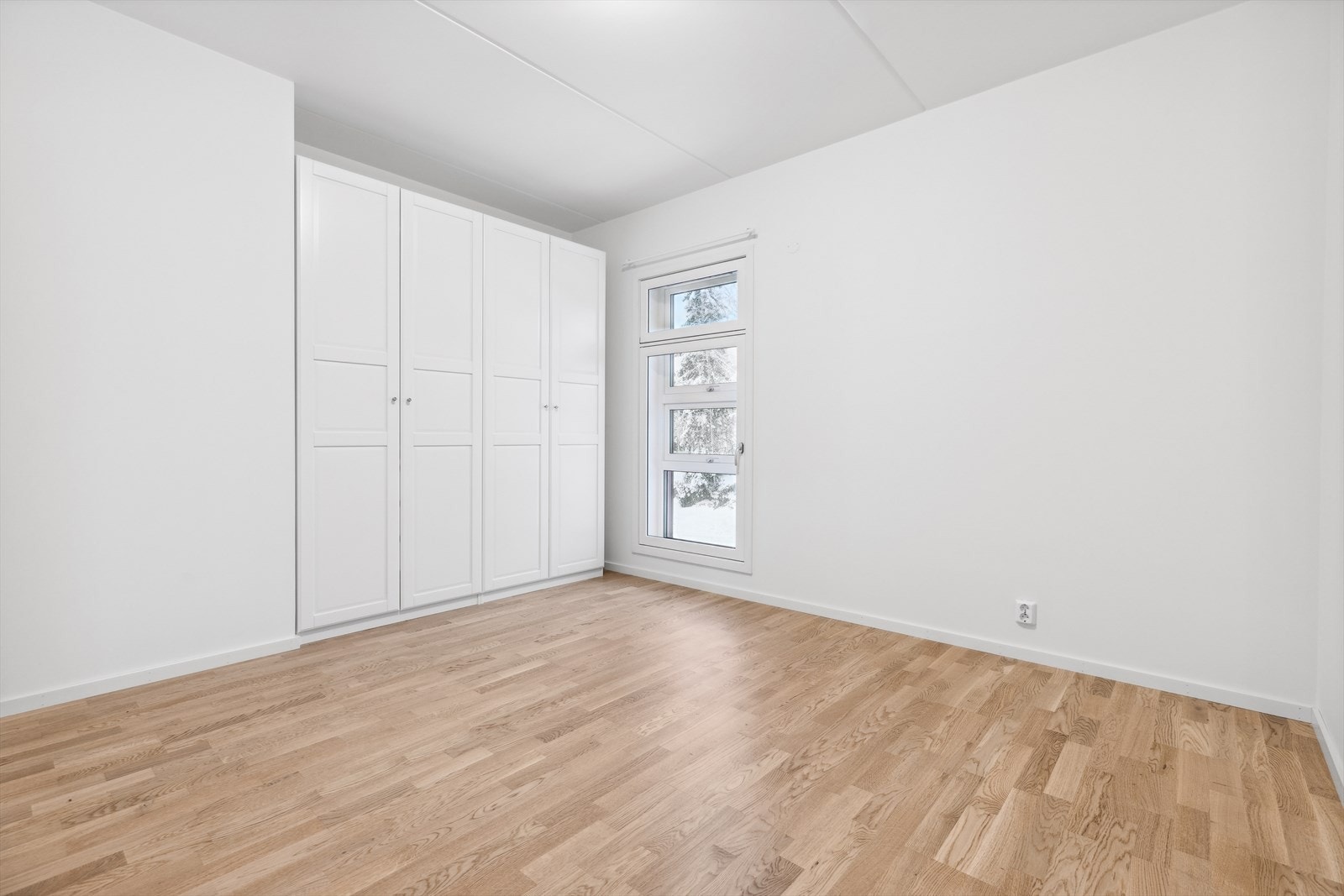 Hovedsoverom av god størrelse med rikelig garderobeplass. Galleribilde