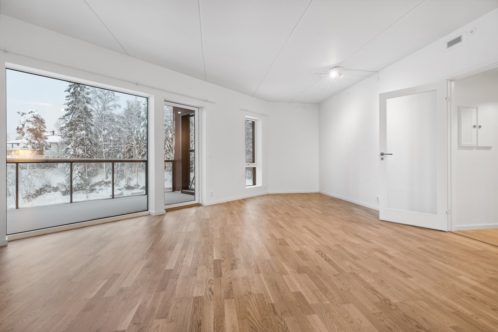 Bygget er oppført etter TEK17-standard og har heis. Det medfølger garasjeplass med elbillader. Galleribilde