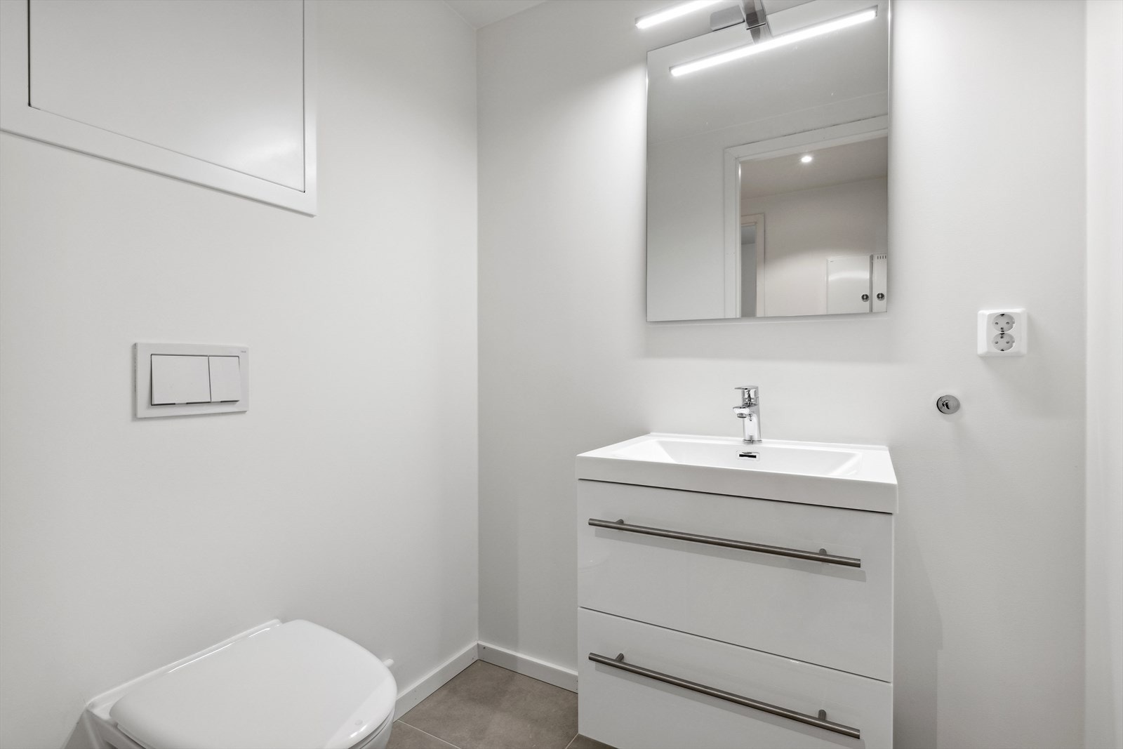 Leiligheten har i tillegg et praktisk, separat toalettrom med servant og vegghengt klosett. Galleribilde