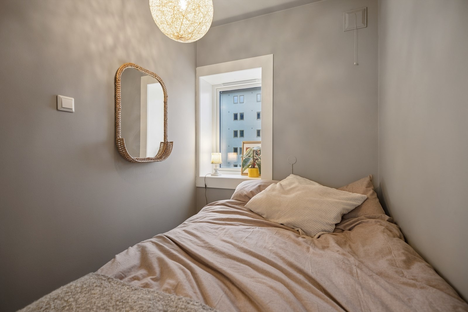 Soverom med lun atmosfære og enkel inngang fra stuen Galleribilde