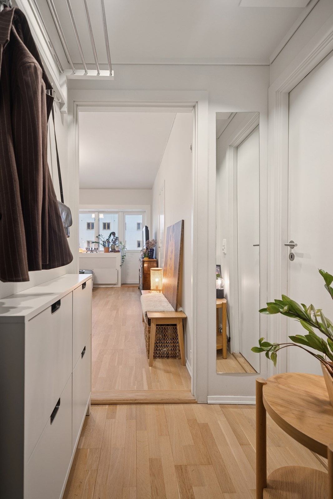 Fra den åpne stue/kjøkken-løsningen har du adkomst til en nydelig balkong! Galleribilde