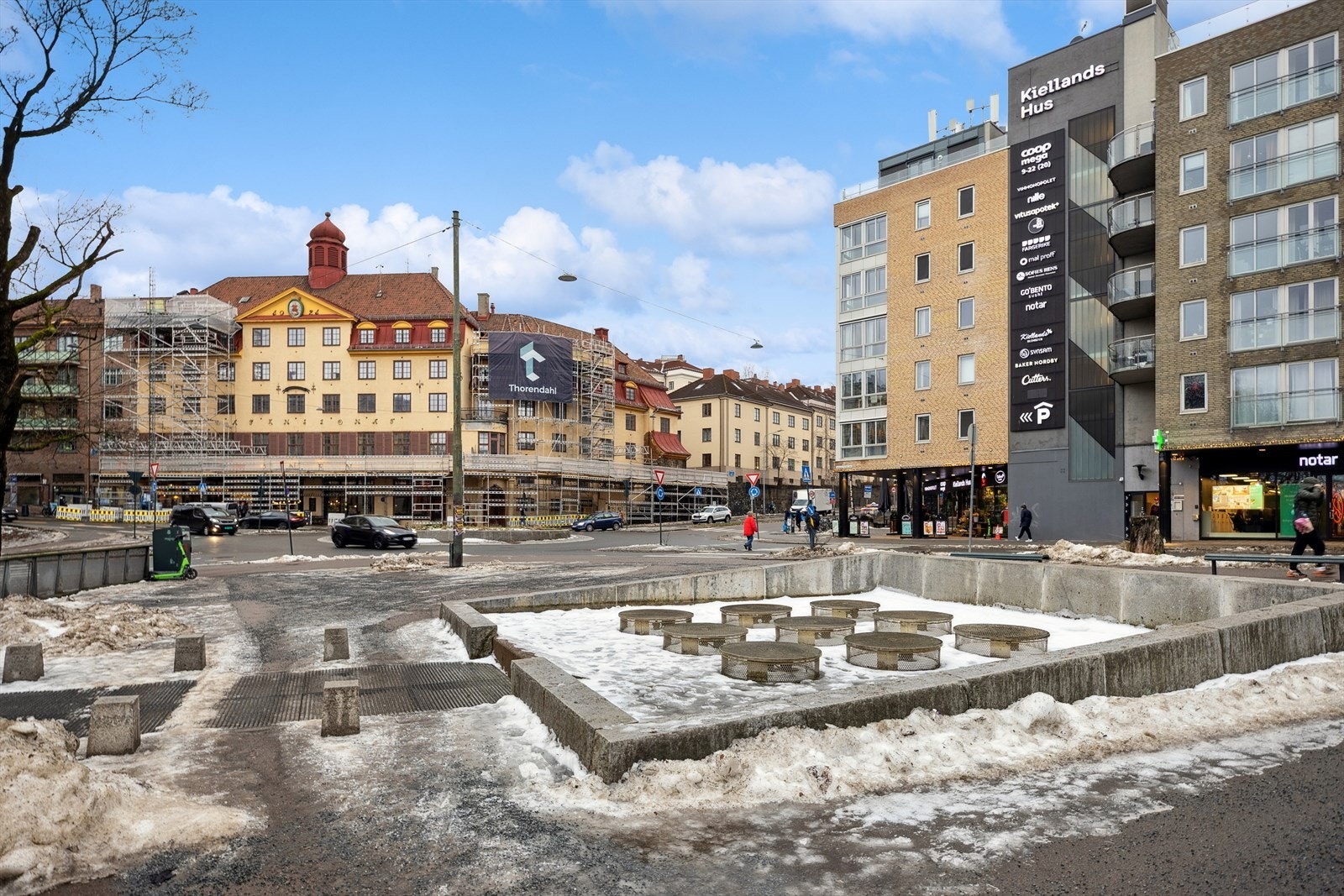 På det trivelige nærsenteret Kiellands hus finner du en stor Coop Mega med ferskvaredisk, apotek, vinmonopol m.m. Galleribilde