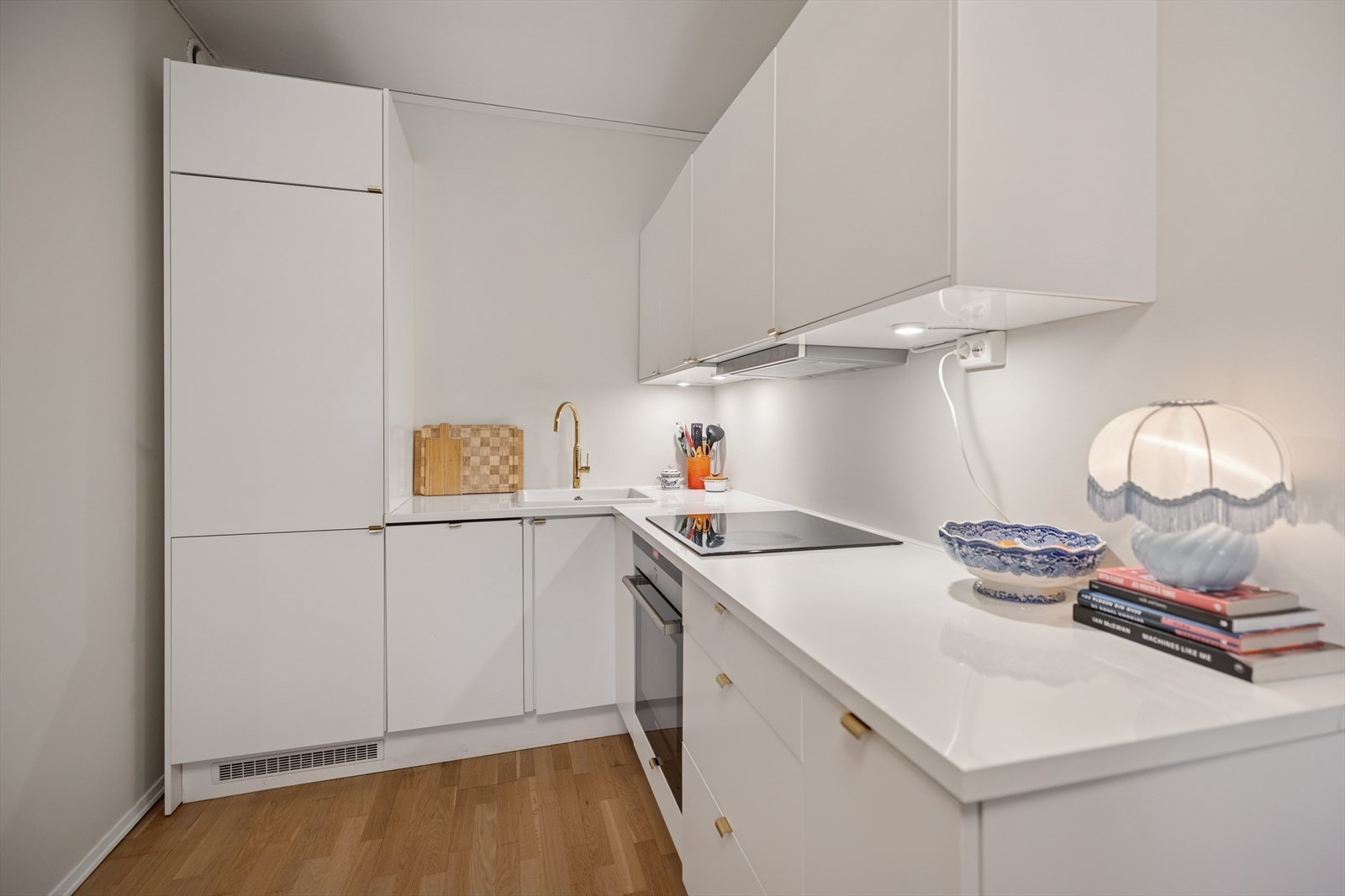 God arbeidsflate - perfekt for både hverdagsmat og når du har gjester. I tillegg er det nytt kjøleskap fra 2025. Galleribilde