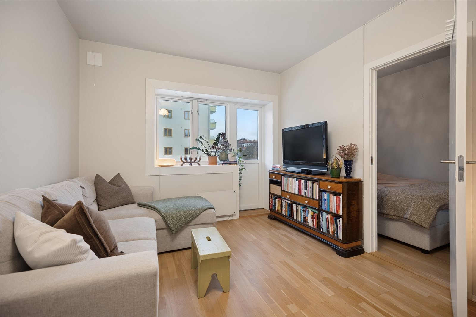 Leiligheten har en sentral, men tilbaketrukket beliggenhet med kort vei til daglige servicetilbud og grønne nærområder Galleribilde