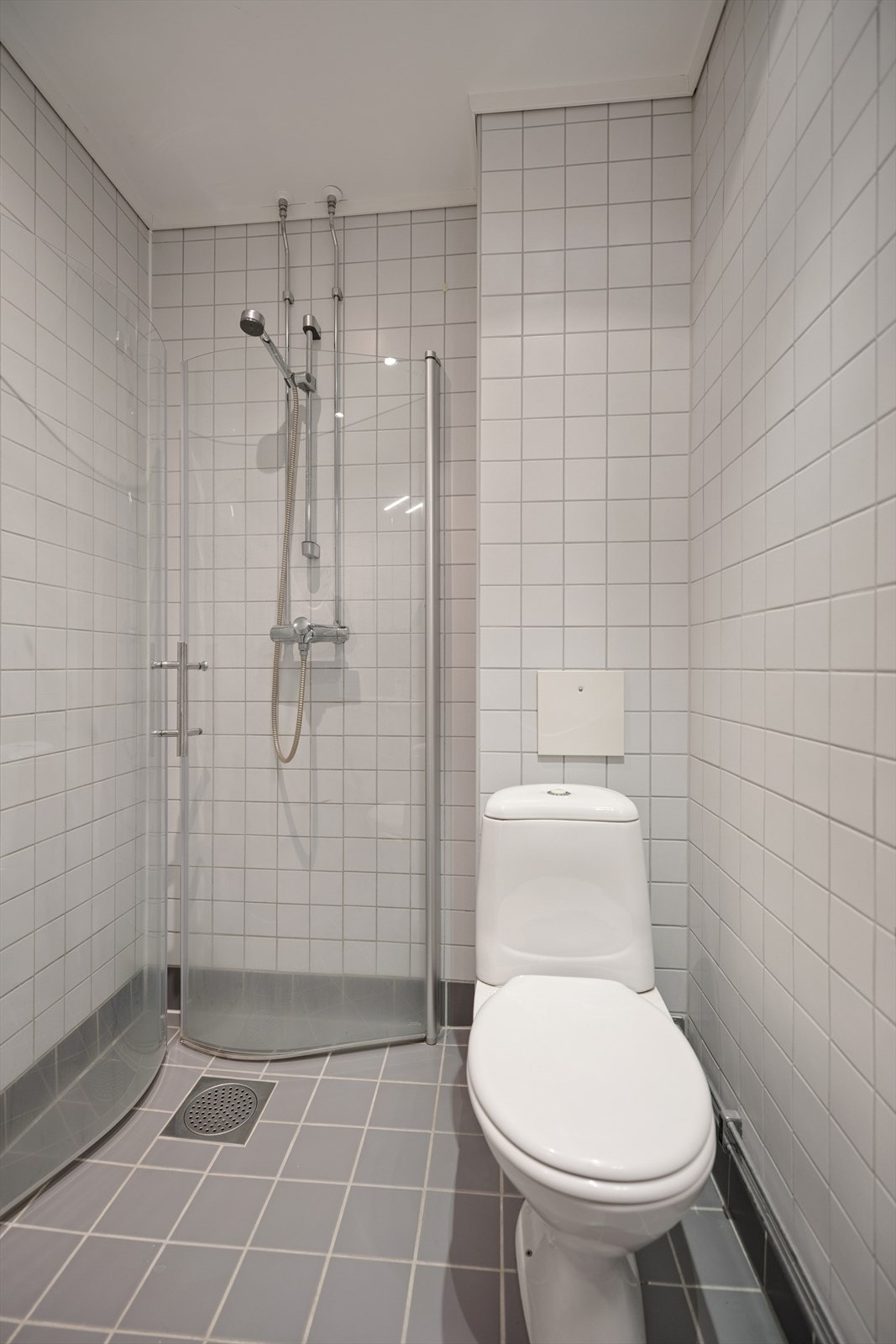 Dusj med innfellbare glassdører, servant med speil og belysning - funksjonelt og stilrent Galleribilde