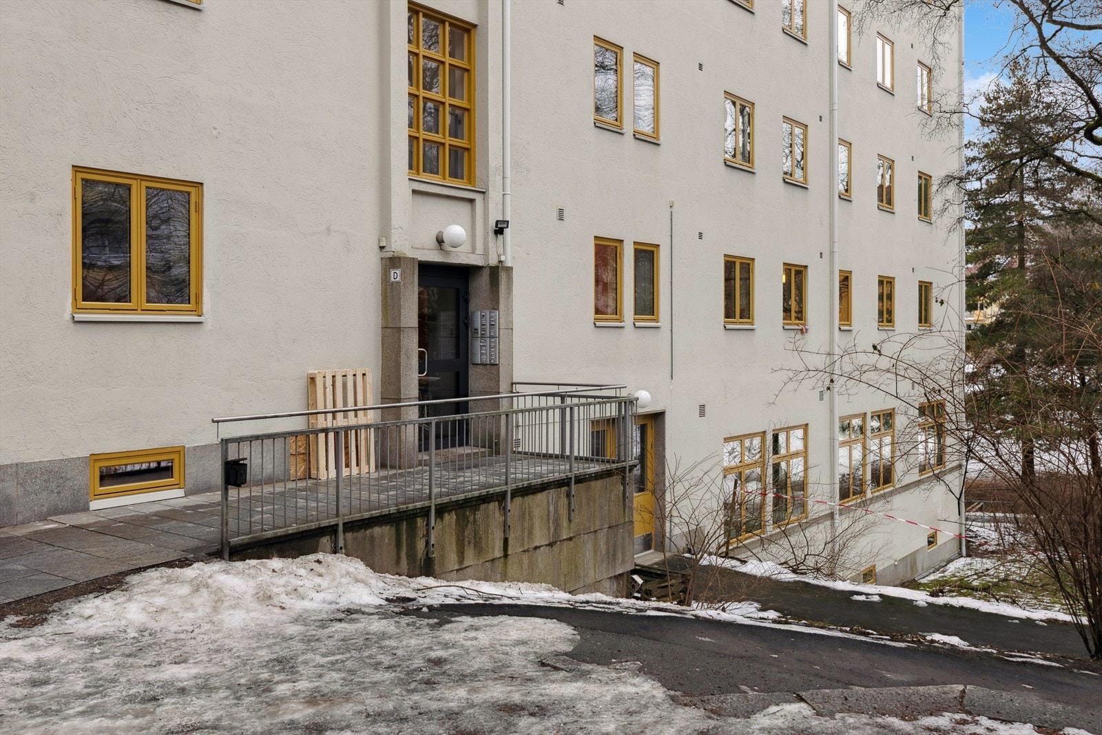 Inngang. Ring på, så åpner jeg døren for deg Galleribilde