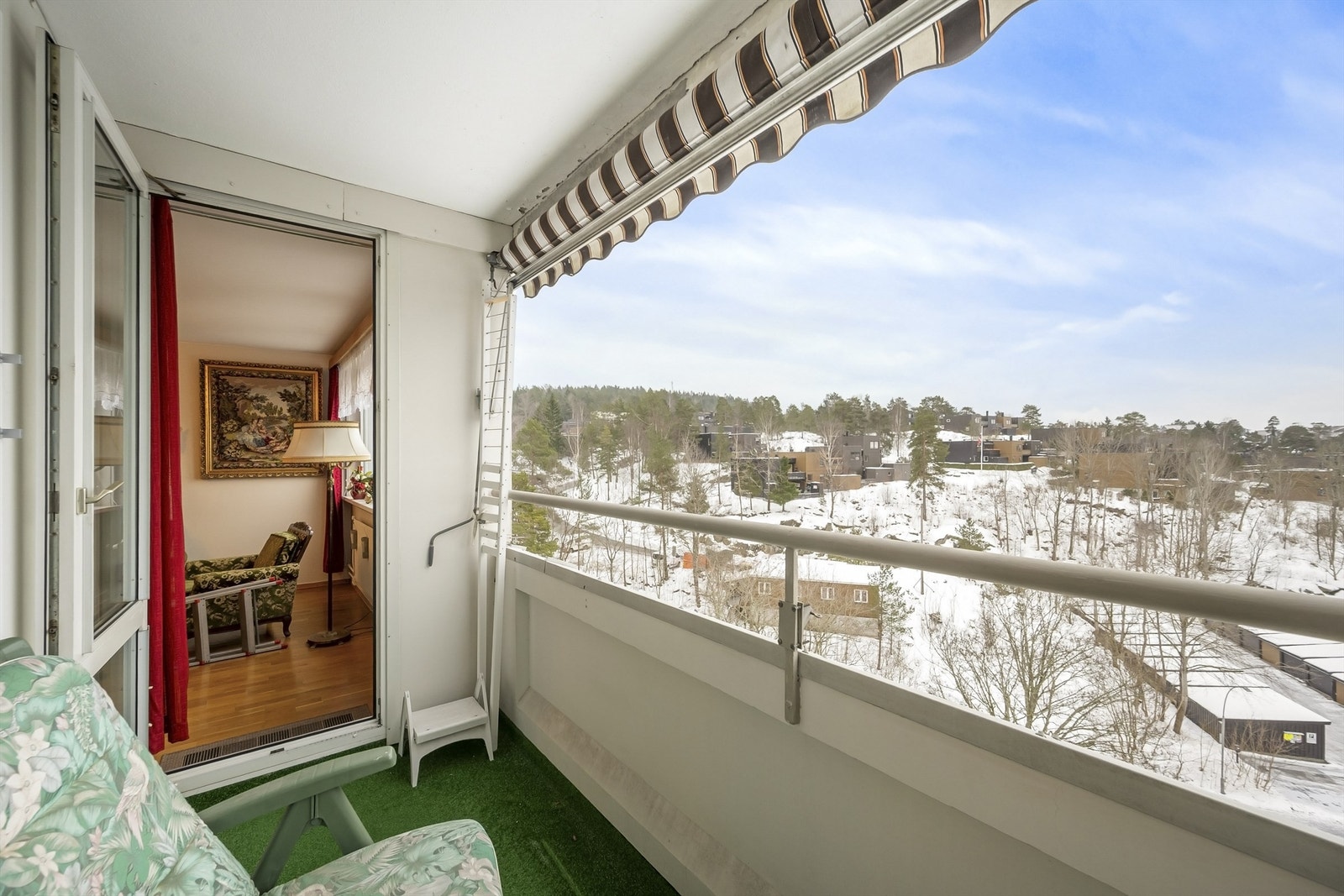 Fra stuen kommer du ut til boligens sydvestvendte balkong på 5 kvm. Galleribilde