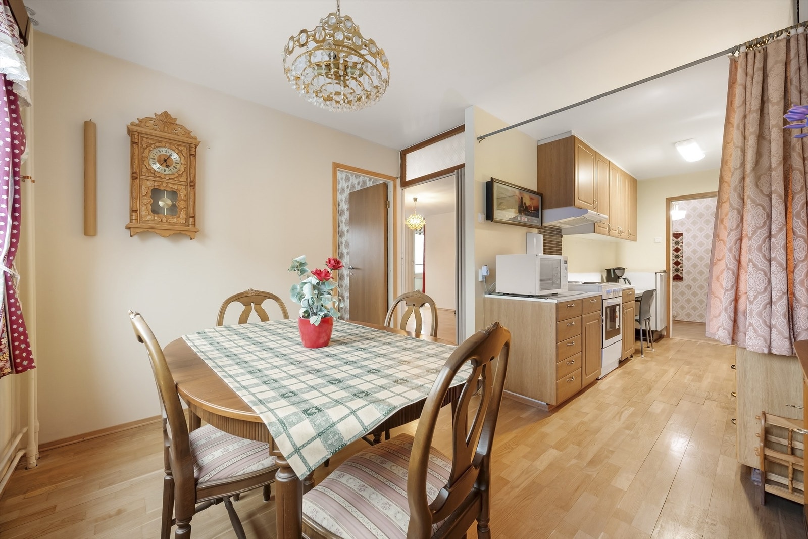 Praktisk spisestue med god plass til spisebord. Galleribilde