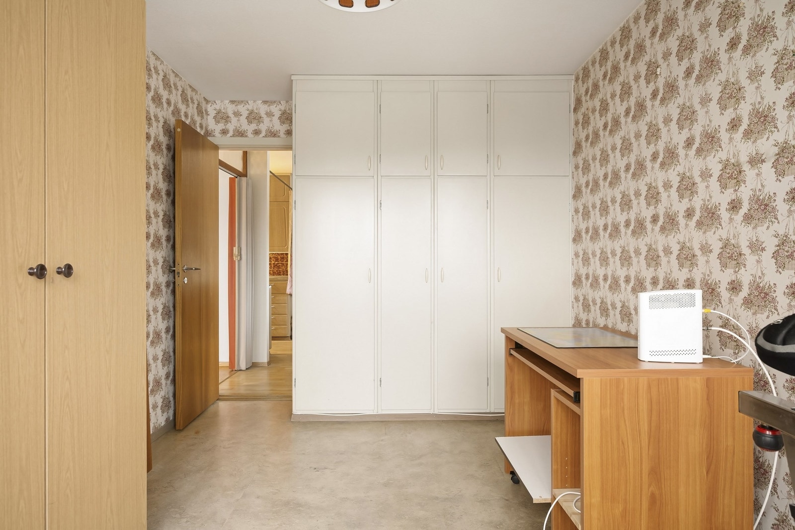 Her er det god plass til seng, skrivebord eller annet ønskelig møblement. Galleribilde