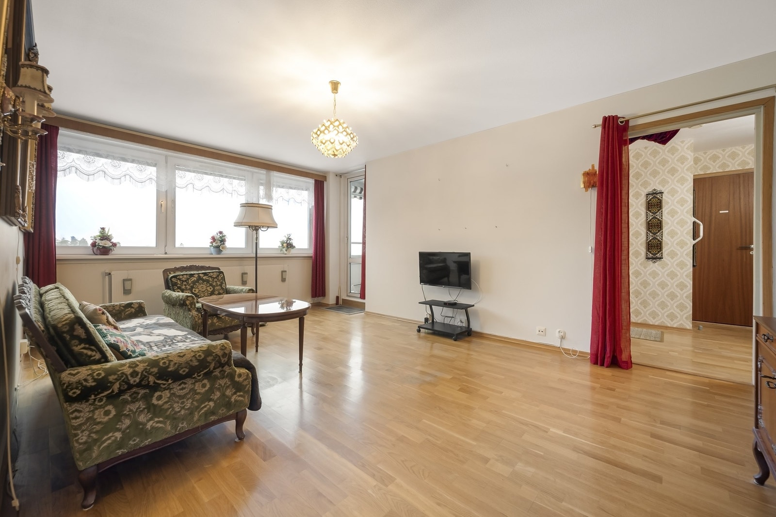 Leiligheten har store vindusflater som gir godt med naturlig lys. Galleribilde