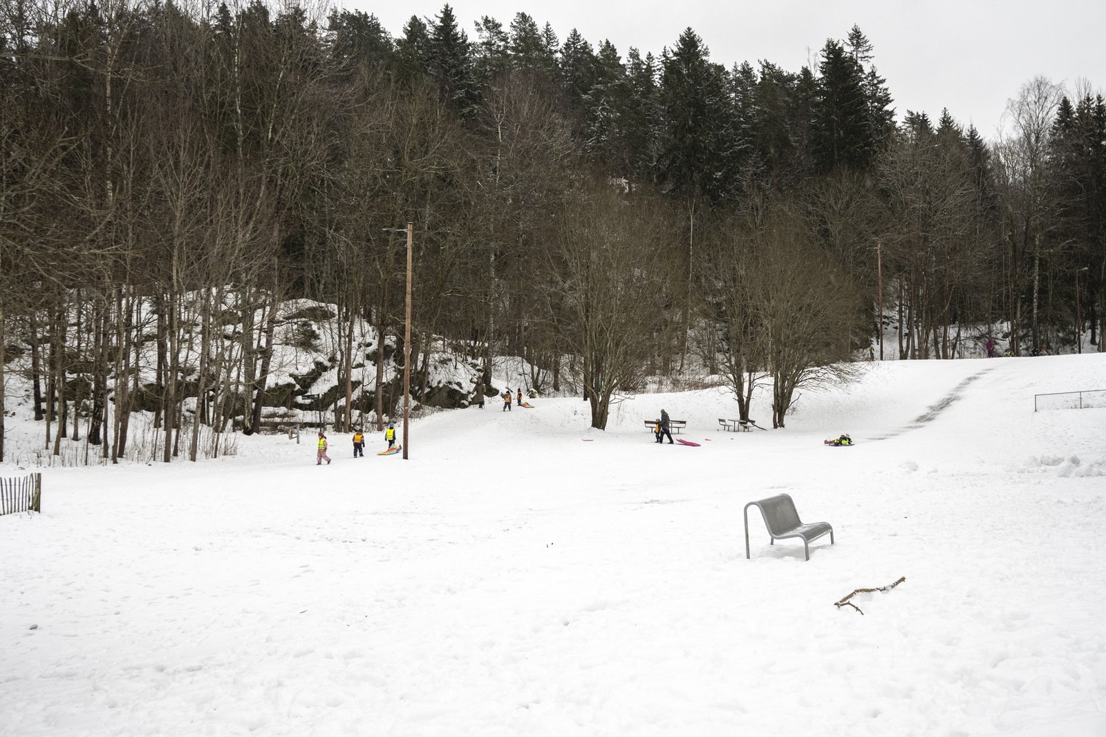 Umiddelbar nærhet til akebakke om vinteren, samt lekeplass for de minste. Galleribilde