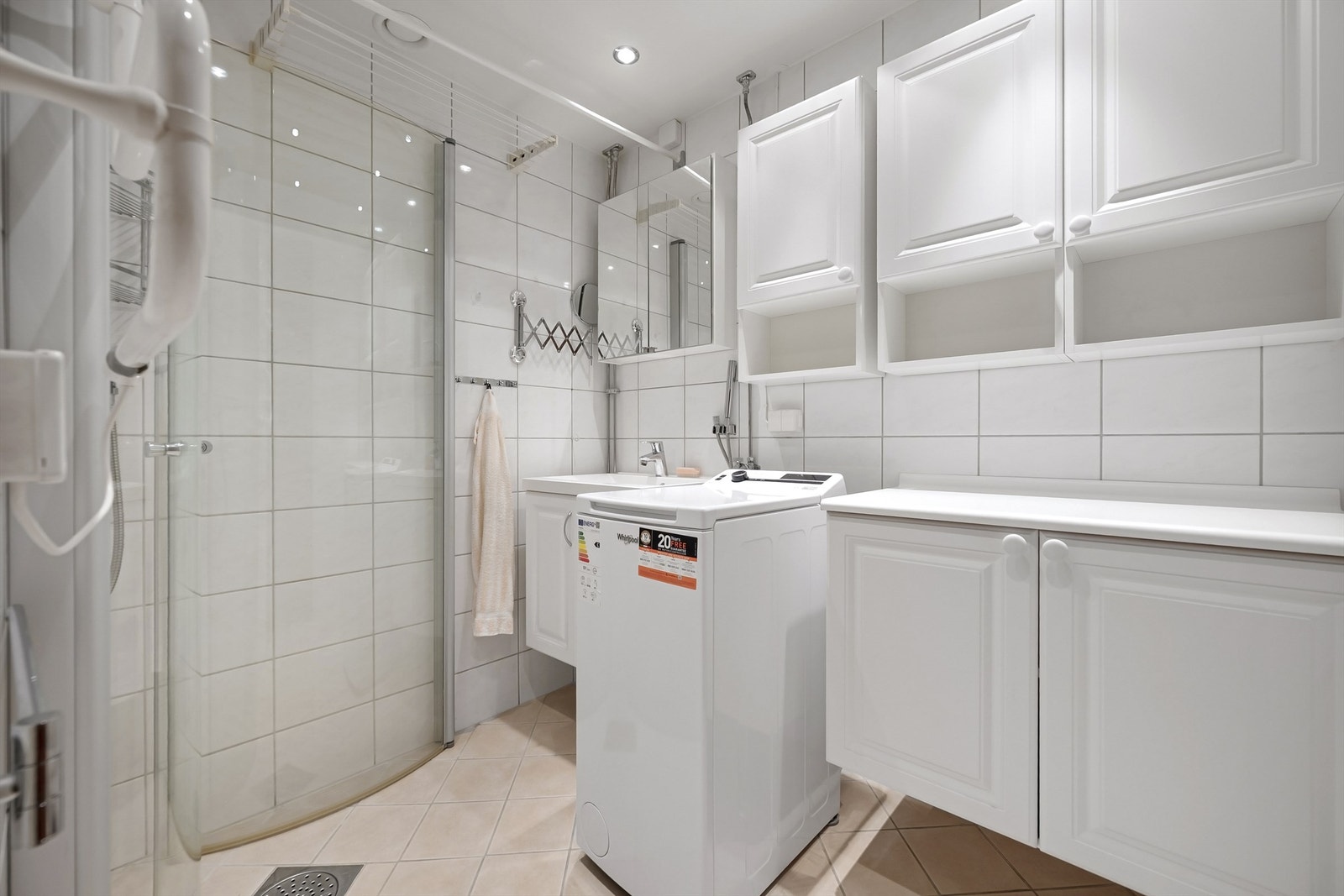 Flislagt bad med gulvvarme og downlights som ble rehabilitert i 2013 i regi av borettslaget. Galleribilde