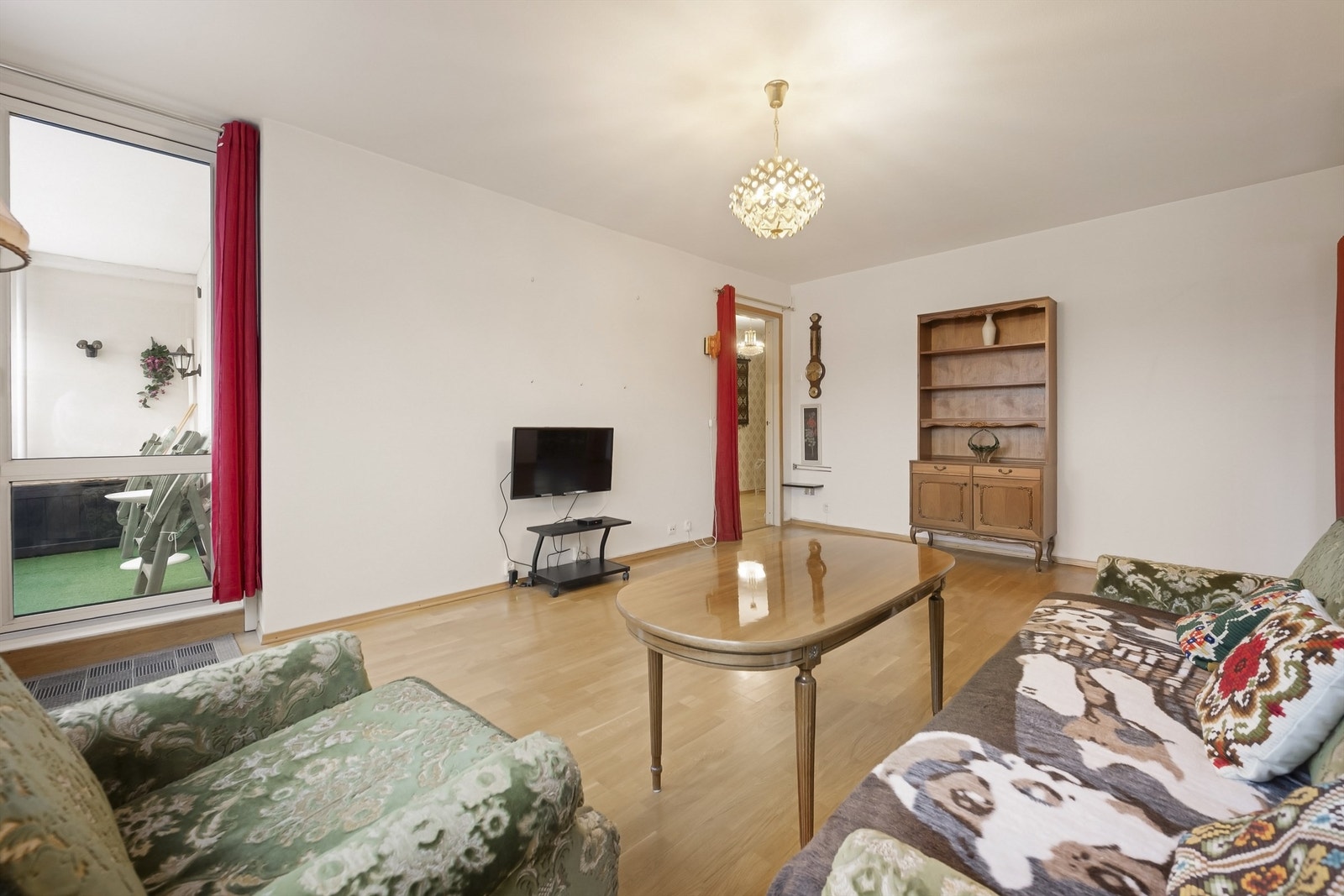 Romslig stue med god plass til sofagruppe med tilhørende salongbord. Galleribilde