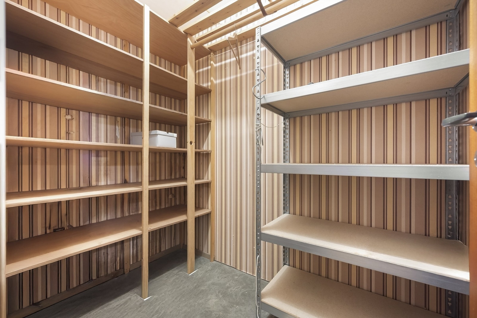 Fra entréen er det adgang til en romslig bod med god plass til oppbevaring. Galleribilde