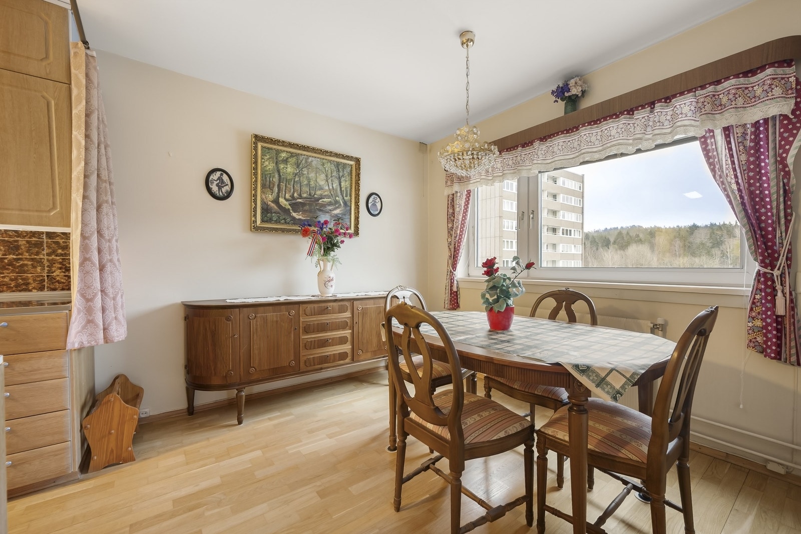 Muligheter for å gjøre om til en 4-roms, og lage et ekstra soverom der spisestuen er i dag. Se alternativ plantegning. Galleribilde