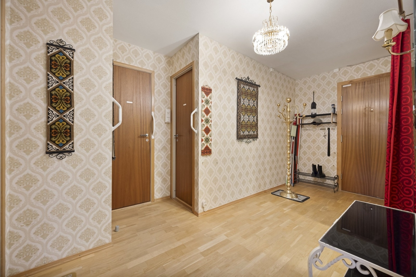 Her kan du fint henge fra deg yttertøyet og sette fra deg sko. Galleribilde