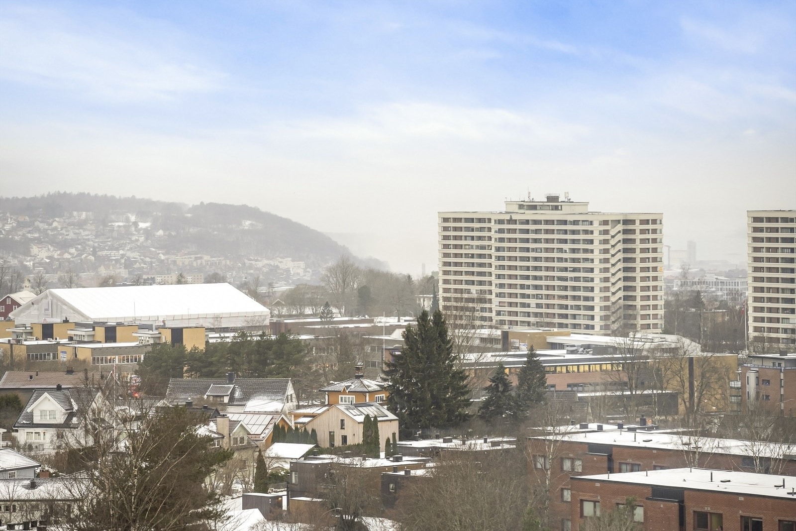 3-roms hjørneleilighet i 8. etasje med moderniseringsbehov. Attraktiv beliggenhet med umiddelbar nærhet til Østmarka, samt dagligvarebutikker, gode servicetilbud og offentlig transport. Foto: Martine Eren Studio Galleribilde
