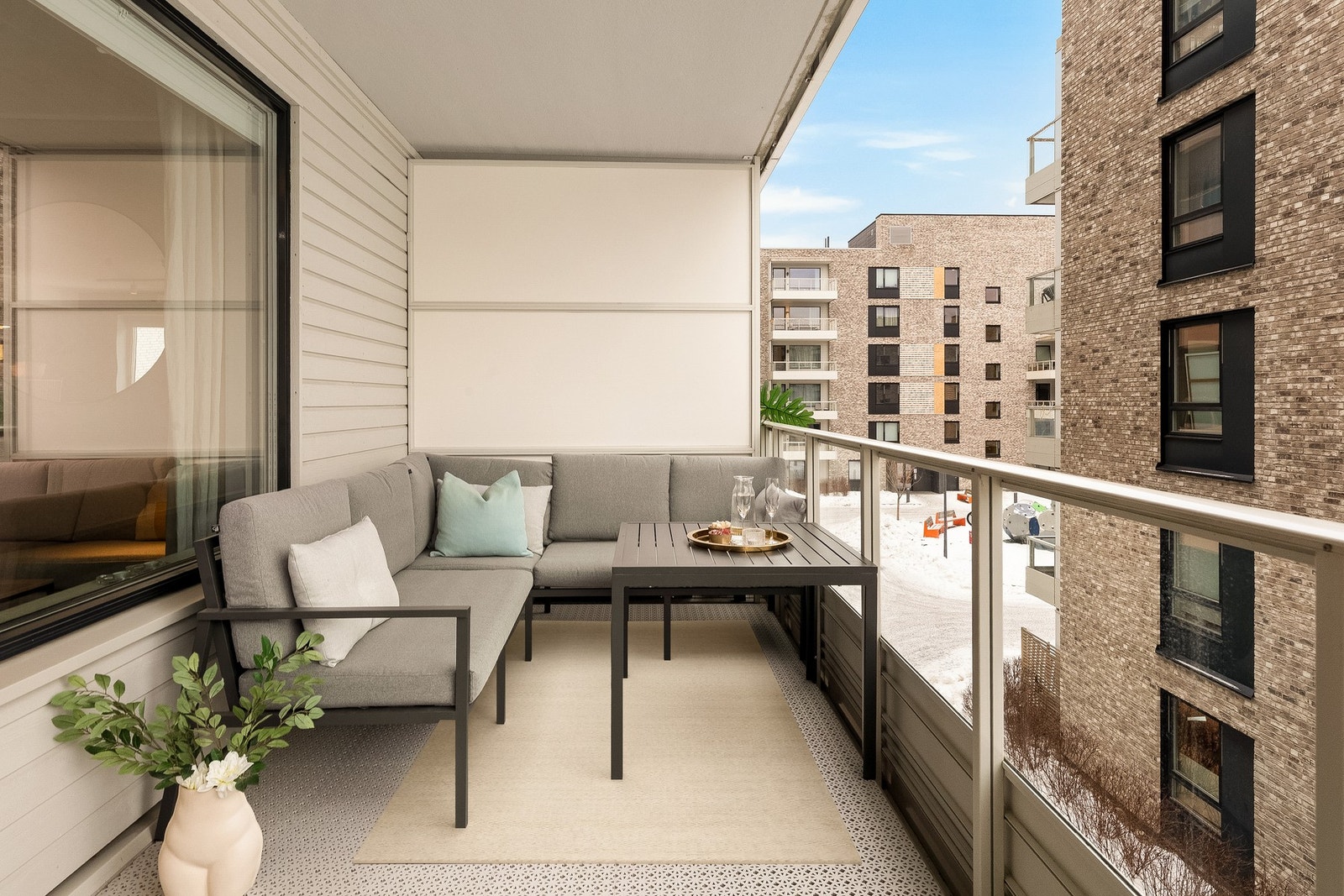 Moderne, romslig og meget lekker 4-roms ende- og selveierleilighet fra 2020 med sørvestvendt balkong på ca. 10 m², beliggende meget sentralt i populære Grefsen Stasjonsby. Galleribilde