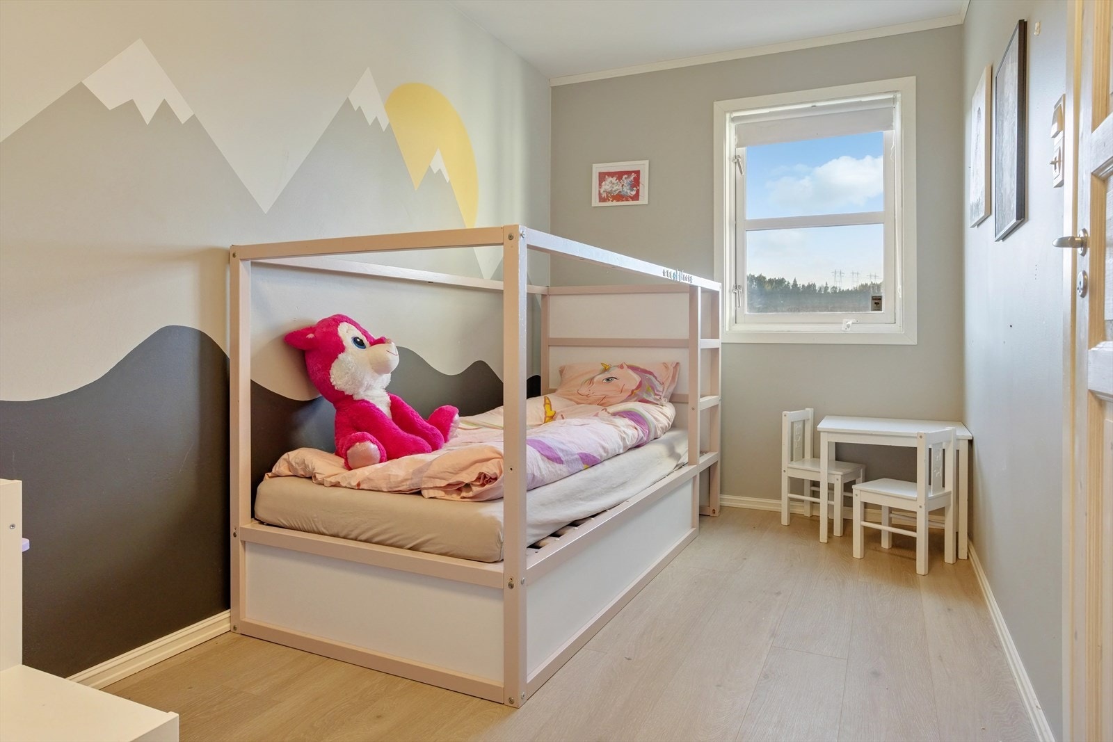 Romslig soverom på 11 kvm. Galleribilde