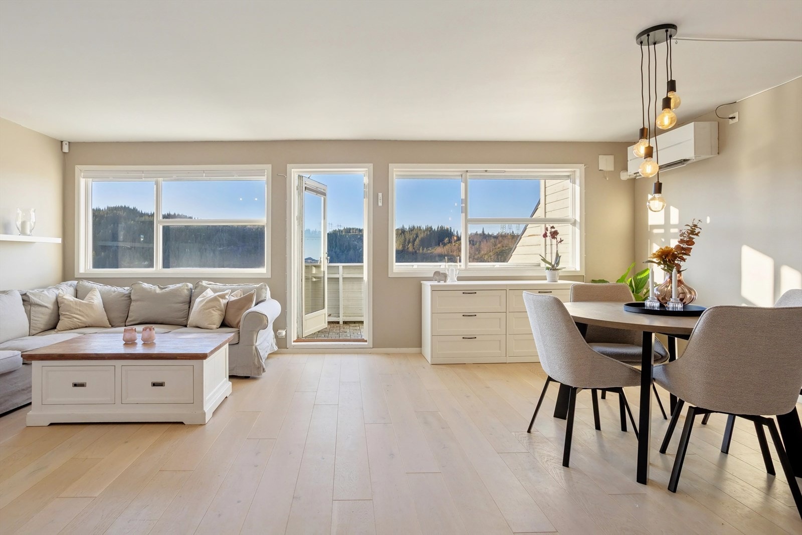 Godt med naturliglysinnslipp og direkte utgang til balkongen. Galleribilde