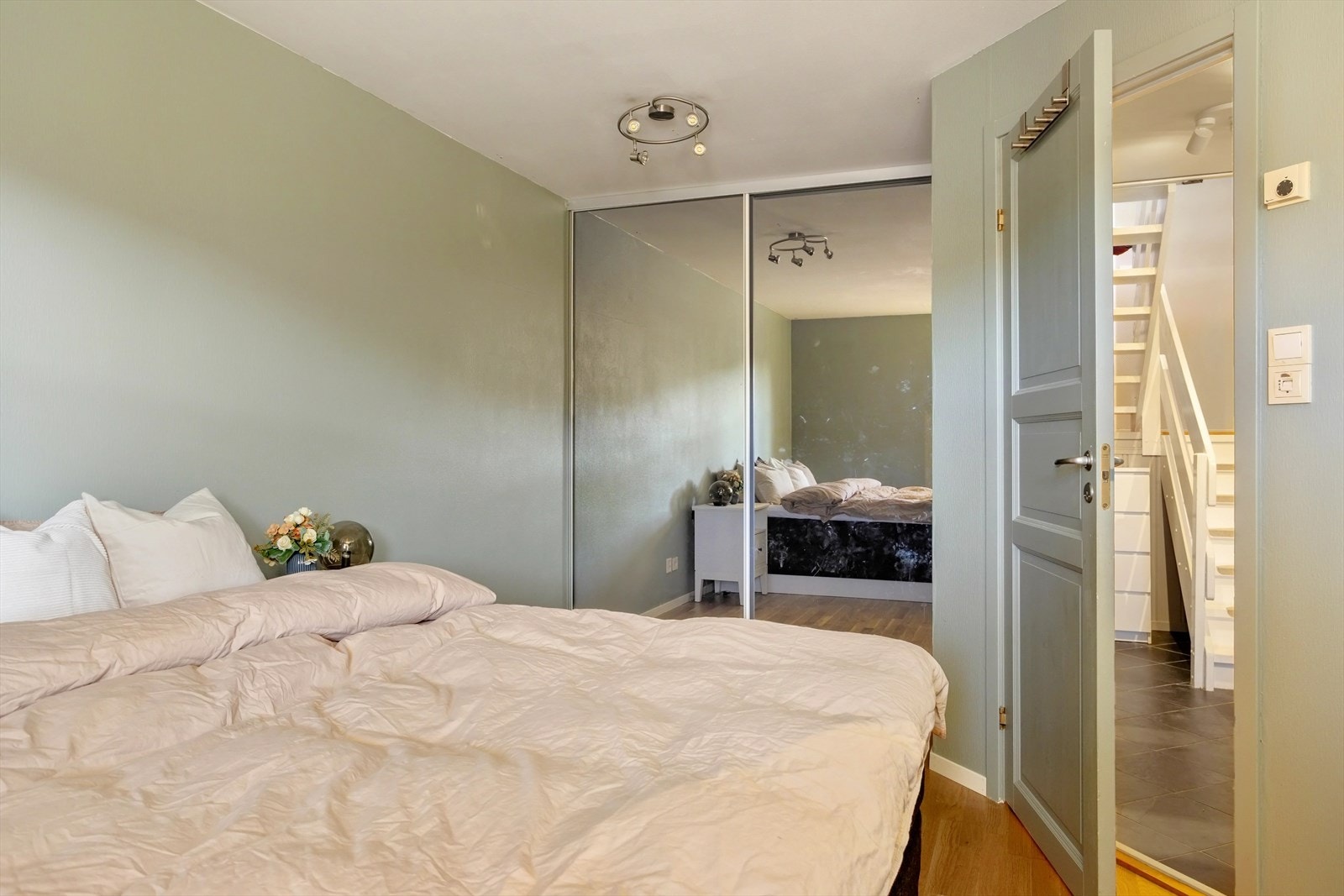 Hovedsoverommet på 12,7 kvm, med god garderobeplass. Galleribilde